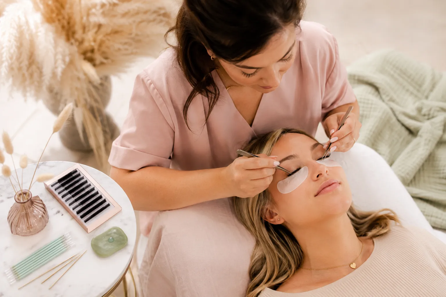 Wimpernverlängerung vs. Naturwimpern: Vor- und Nachteile